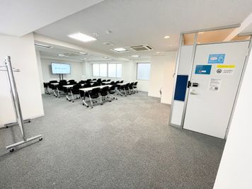 【会議室の後方に入口があり、扉を開けるとすぐ会議室があります】 - 【閉店】TIME SHARING 代々木 新宿明治通りビル 【閉店】9Fの室内の写真