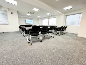 【床のカーペットと白い壁が綺麗で清潔感があります】 - 【閉店】TIME SHARING 代々木 新宿明治通りビル 【閉店】9Fの室内の写真