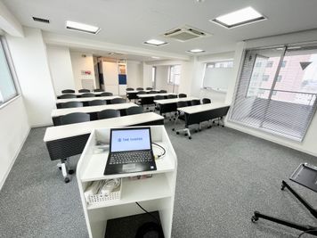 【司会台から一番後ろの席まで見渡せる使いやすいレイアウトです】 - 【閉店】TIME SHARING 代々木 新宿明治通りビル 【閉店】9Fの室内の写真