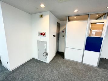 【会議室後方に男女共用トイレがあります】 - 【閉店】TIME SHARING 代々木 新宿明治通りビル 9Fの室内の写真