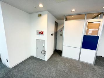 【会議室後方に男女共用トイレがあります】 - 【閉店】TIME SHARING 代々木 新宿明治通りビル 【閉店】9Fの室内の写真