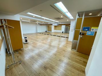 【室内の後方に入口があり、扉を開けるとすぐダンスルームがあります】 - 【閉店】TIME SHARING 代々木 新宿明治通りビル 【閉店】7Fの室内の写真