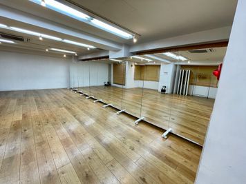 【鏡は合計10枚を連結しています】 - 【閉店】TIME SHARING 代々木 新宿明治通りビル 【閉店】7Fの室内の写真