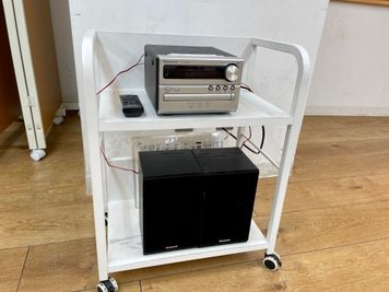 【コンポも無料でご利用いただけます。Bluetooth接続、CD再生が可能です】 - 【閉店】TIME SHARING 代々木 新宿明治通りビル 【閉店】7Fの室内の写真