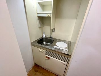 【トイレの横に独立した流し台がございます。手洗い場としてご利用ください】 - 【閉店】TIME SHARING 代々木 新宿明治通りビル 【閉店】7Fの室内の写真