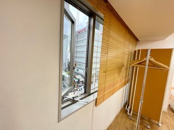 【スペース内の窓は開閉可能です】 - TIME SHARING 代々木 新宿明治通りビル 7Fの室内の写真