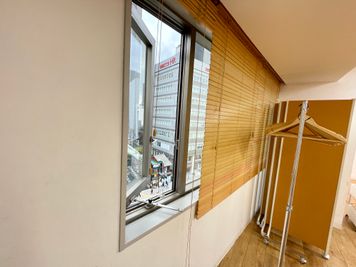 【スペース内の窓は開閉可能です】 - 【閉店】TIME SHARING 代々木 新宿明治通りビル 【閉店】7Fの室内の写真