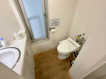 【男女共用トイレ（個室×1）】 - 【閉店】TIME SHARING 代々木 新宿明治通りビル 【閉店】7Fの室内の写真