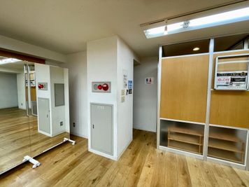 【室内後方に男女共用トイレがあります】 - 【閉店】TIME SHARING 代々木 新宿明治通りビル 【閉店】7Fの室内の写真