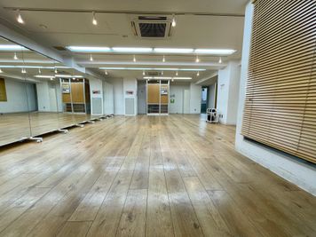 【ダンスレッスン、ヨガ、ピラティスなどダンスルームをぜひご活用ください！】 - 【閉店】TIME SHARING 代々木 新宿明治通りビル 【閉店】7Fの室内の写真