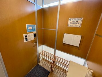 【エレベーターで7階まで上がると、目の前に入口ドアがあります】 - 【閉店】TIME SHARING 代々木 新宿明治通りビル 【閉店】7Fの室内の写真