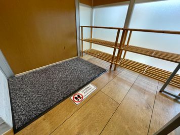 【7階ダンスルームは土足禁止です。入口で靴を脱ぎ、シューズラックをお使いください】 - 【閉店】TIME SHARING 代々木 新宿明治通りビル 【閉店】7Fの室内の写真