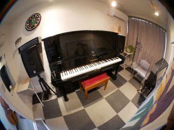  吉田ピアノスタジオ Ast 生ピアノで練習できます。約3人入れます。の室内の写真