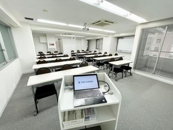 【司会台から一番後ろの席まで見渡せる使いやすいレイアウトです】 - 【閉店】TIME SHARING 代々木 新宿明治通りビル 【閉店】5Fの室内の写真