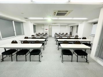 【セミナーや説明会など様々な用途にご活用いただけます】 - 【閉店】TIME SHARING 代々木 新宿明治通りビル 【閉店】5Fの室内の写真