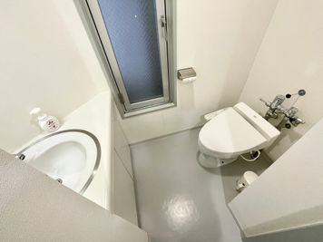 【男女共用トイレ（個室×1）】 - 【閉店】TIME SHARING 代々木 新宿明治通りビル 【閉店】5Fの室内の写真