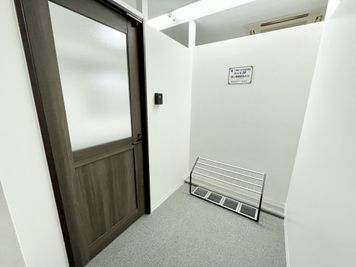 【エレベーターで5階まで上がると、目の前に会議室入口ドアがあります】 - 【閉店】TIME SHARING 代々木 新宿明治通りビル 5Fの室内の写真