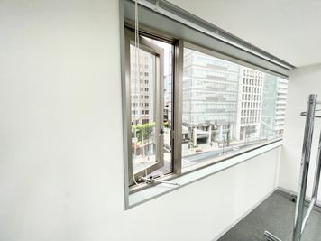 【スペース内の窓は開閉可能です】 - 【閉店】TIME SHARING 代々木 新宿明治通りビル 5Fの室内の写真