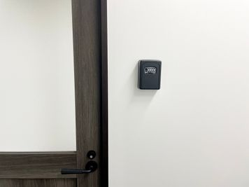 【入口扉付近についているキーボックスを、予約完了メールに記載している番号で開けて中から鍵を取り出し、ご入室いただきます】 - 【閉店】TIME SHARING 代々木 新宿明治通りビル 【閉店】5Fの室内の写真