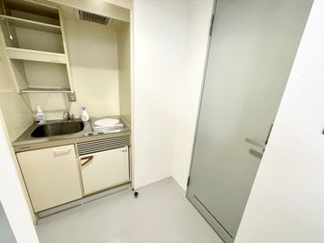 【トイレの横に独立した流し台がございます。手洗い場としてご利用ください】 - 【閉店】TIME SHARING 代々木 新宿明治通りビル 【閉店】5Fの室内の写真