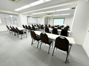 【座り心地の良い椅子と、綺麗な床と壁で、過ごしやすい会議室です♪】 - 【閉店】TIME SHARING 代々木 新宿明治通りビル 【閉店】5Fの室内の写真