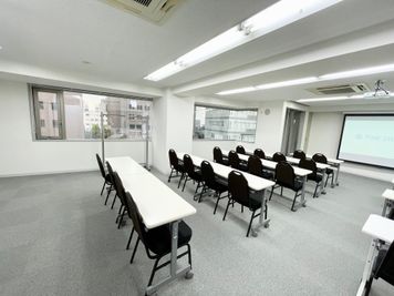 【窓のブラインドは全て上げ下げ出来ます】 - 【閉店】TIME SHARING 代々木 新宿明治通りビル 【閉店】5Fの室内の写真