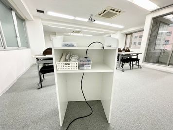 【司会台には延長コードなどの細かい備品を設置しております】 - 【閉店】TIME SHARING 代々木 新宿明治通りビル 【閉店】5Fの室内の写真