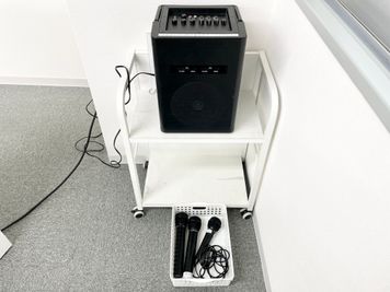 【司会台横にある無線マイク2本と有線マイク1本も無料でお使いいただけます】 - 【閉店】TIME SHARING 代々木 新宿明治通りビル 【閉店】5Fの室内の写真