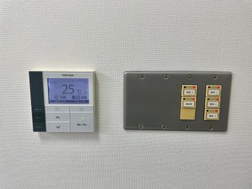 【会議室後方・トイレ手前の壁面に、空調と電気スイッチがあります】 - 【閉店】TIME SHARING 代々木 新宿明治通りビル 5Fの室内の写真