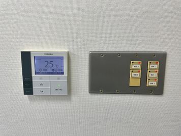 【会議室後方・トイレ手前の壁面に、空調と電気スイッチがあります】 - 【閉店】TIME SHARING 代々木 新宿明治通りビル 【閉店】5Fの室内の写真