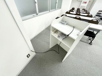 【プロジェクターへは、司会台に伸びているHDMIケーブルとお手持ちのPCを接続するだけで簡単に投影が出来ます】 - 【閉店】TIME SHARING 代々木 新宿明治通りビル 【閉店】5Fの室内の写真