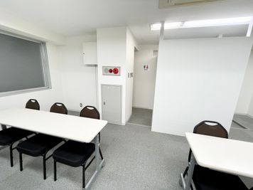 【会議室後方に男女共用トイレがあります】 - 【閉店】TIME SHARING 代々木 新宿明治通りビル 5Fの室内の写真