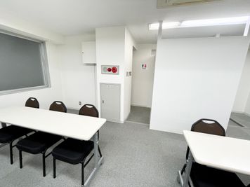 【会議室後方に男女共用トイレがあります】 - 【閉店】TIME SHARING 代々木 新宿明治通りビル 【閉店】5Fの室内の写真