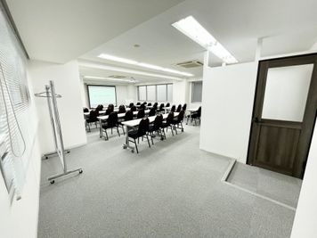 【会議室の後方に入口があり、扉を開けるとすぐ会議室があります】 - TIME SHARING 代々木 新宿明治通りビル 5Fの室内の写真