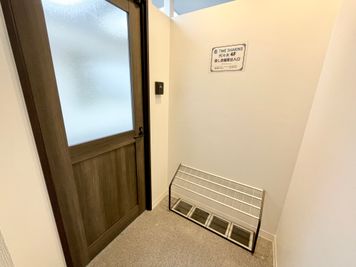 【エレベーターで4階まで上がると、目の前に会議室入口ドアがあります】 - TIME SHARING 代々木 新宿明治通りビル 4Fの室内の写真
