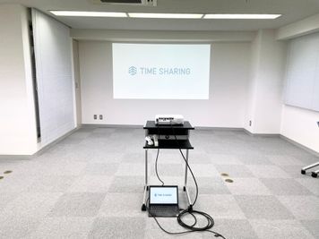 【無料備品のプロジェクターで映像を大きく投影することが出来ます】 - 【閉店】TIME SHARING 代々木 新宿明治通りビル 【閉店】4Fの室内の写真