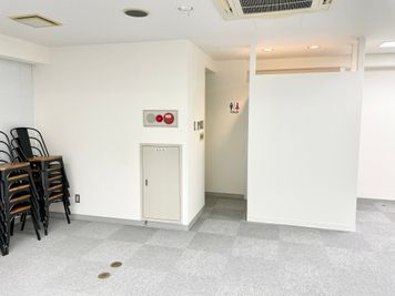 【入口側に男女共用トイレがあります】 - TIME SHARING 代々木 新宿明治通りビル 4Fの室内の写真