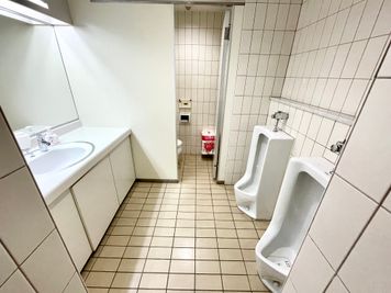 【男女共用トイレ（小×2、個室×1）】 - TIME SHARING 代々木 新宿明治通りビル 4Fの室内の写真