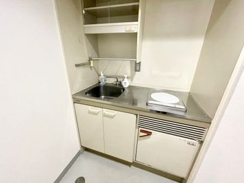 【トイレの横に独立した流し台がございます。手洗い場としてご利用ください】 - TIME SHARING 代々木 新宿明治通りビル 4Fの室内の写真