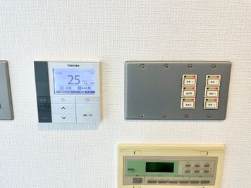 【トイレ手前の壁面に、空調と電気スイッチがあります】 - TIME SHARING 代々木 新宿明治通りビル 4Fの室内の写真
