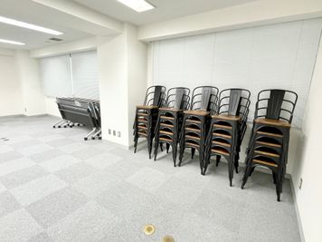 【室内には机×4、椅子×25あるので、椅子を並べてシアター形式にしたり自由にレイアウトを作っていただけます！】 - TIME SHARING 代々木 新宿明治通りビル 4Fの室内の写真