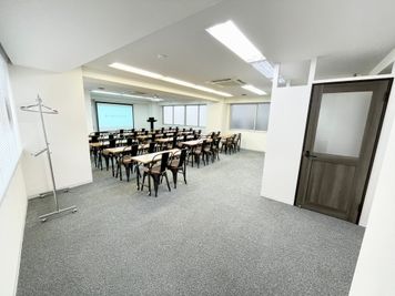 【会議室の後方に入口があり、扉を開けるとすぐ会議室があります】 - 【閉店】TIME SHARING 代々木 新宿明治通りビル 【閉店】8Fの室内の写真