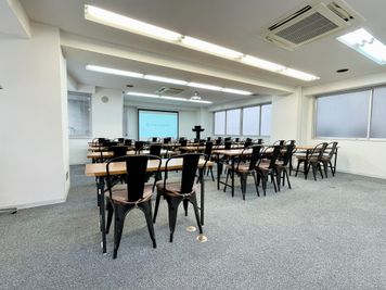 【ナチュラルカラーの家具で雰囲気が柔らかくなり過ごしやすい会議室です♪】 - 【閉店】TIME SHARING 代々木 新宿明治通りビル 【閉店】8Fの室内の写真
