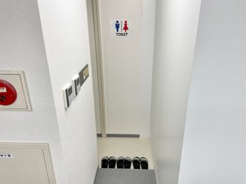 【トイレ用のスリッパを３足ご用意しています】 - 【閉店】TIME SHARING 代々木 新宿明治通りビル 【閉店】3Fの室内の写真