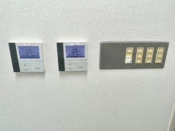 【トイレ手前の壁面に、空調と電気スイッチがあります】 - 【閉店】TIME SHARING 代々木 新宿明治通りビル 3Fの室内の写真