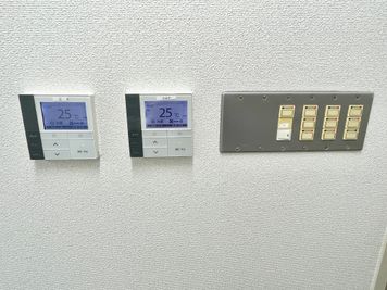 【トイレ手前の壁面に、空調と電気スイッチがあります】 - 【閉店】TIME SHARING 代々木 新宿明治通りビル 【閉店】3Fの室内の写真