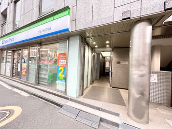 【FamilyMartを正面にみて右手側に入口がございます】 - 【閉店】TIME SHARING 代々木 新宿明治通りビル 【閉店】3Fの室内の写真