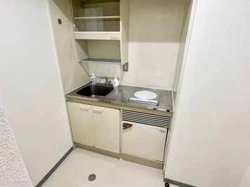 【トイレの横に独立した流し台がございます。手洗い場としてご利用ください】 - 【閉店】TIME SHARING 代々木 新宿明治通りビル 【閉店】3Fの室内の写真