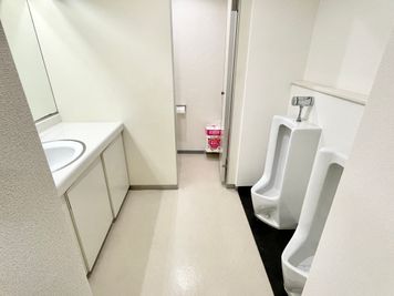 【男女共用トイレ（小×2、個室×1）】 - 【閉店】TIME SHARING 代々木 新宿明治通りビル 【閉店】3Fの室内の写真
