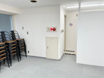 【入口側に男女共用トイレがあります】 - 【閉店】TIME SHARING 代々木 新宿明治通りビル 3Fの室内の写真